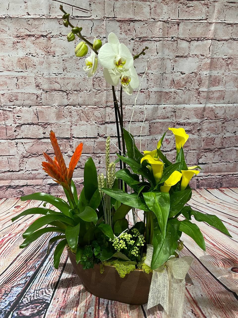 Centro con orquídea, cala color, bromelia y kalanchoe – Nenufar Floristas